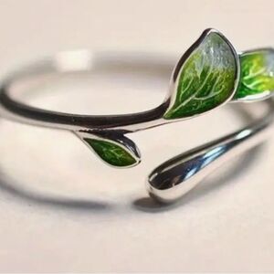 Adjustable Green Leaf Ring – Nature-Inspired Elegance for Every Hand